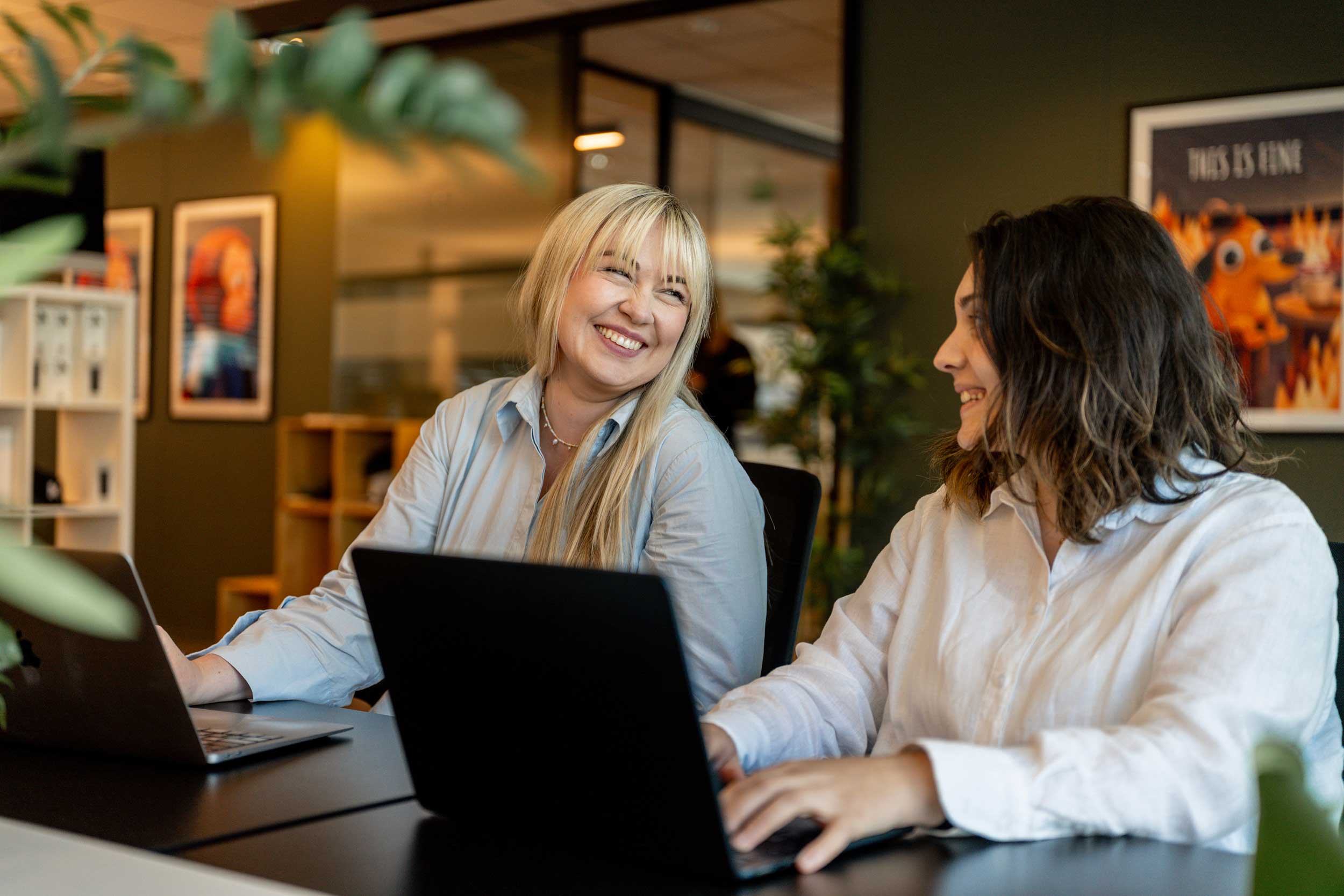 Inger-Marie Kambestad, e-commerce manager, och Mila på Maksimer